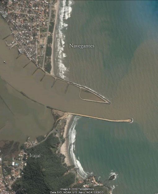 Rio Itajaí-açu - Exemplo de barra transformada em molhe - Imagem: Google Earth Rio Itajaí-açu - Exemplo de barra transformada em molhe - Imagem: Google Earth